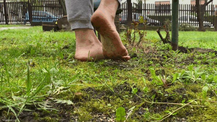 Pretty Dirty Foot Girls - DIRTY FEET WALKING ON GRASS - MP4 HD