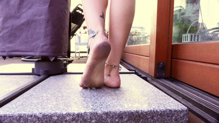 Dominant Femine - Khaleesi Daenerys - Russian Dirty Feet And Man In Box - Russian Language - Part 01 - UHD 3840x2160 - 4K