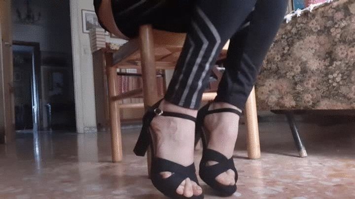 Kinky Grace - THE QUEEN OF DIRTY FEET WANTS YOU TO LICK THEM CLEAN