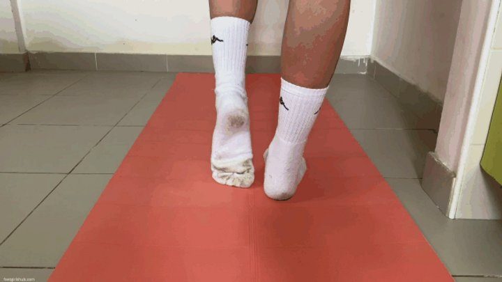 Pretty Dirty Foot Girls - STRETCHING AFTER WORKOUT STINKY FEET IN SOCKS KIRA - MOV Mobile Version