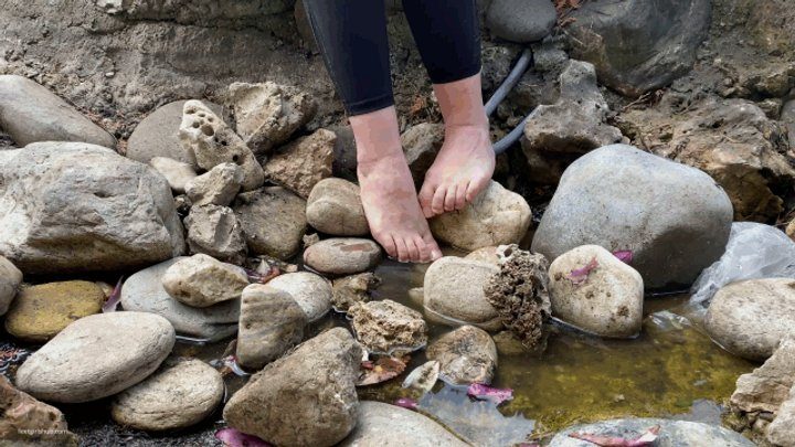 Pretty Dirty Foot Girls - RELAXING HER PETITE FEET IN A FOUNTAIN - MOV HD