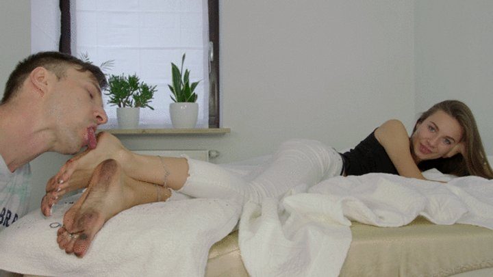 Custom Clips - Larisa - Man Worship Lady In bed - HD 2560x1440