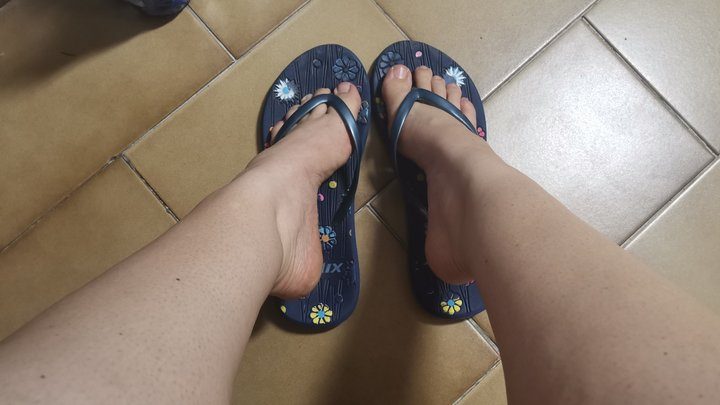 Nicoletta Embassi - Sexy dirty feet in flip flops