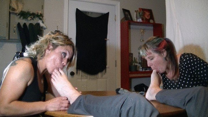 She Licks His Feet - Male feet for hungry girls (mp4)