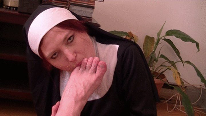 She Licks His Feet - Feet for nun Katrina (mp4)