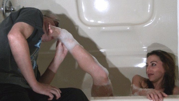 She Licks His Feet - Sunny foot love in bath (HD)