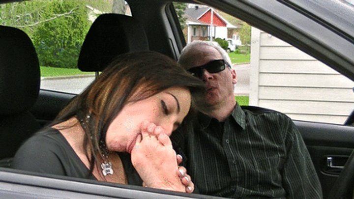 She Licks His Feet - Sunny foot fetish ride (mp4)