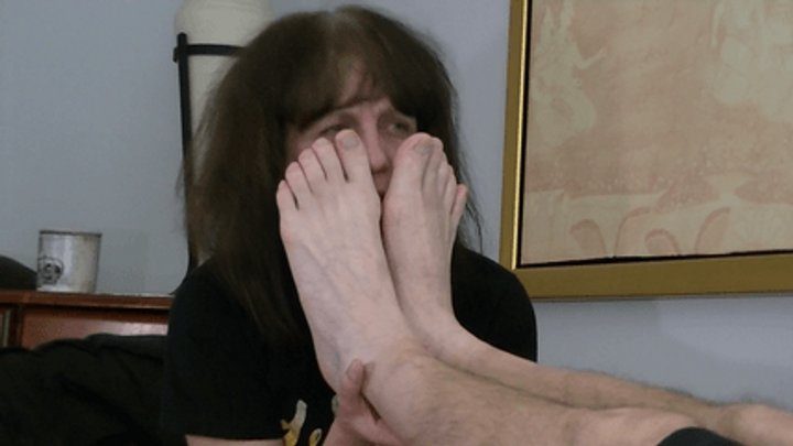 She Licks His Feet - Viviane loves his feet (mp4)