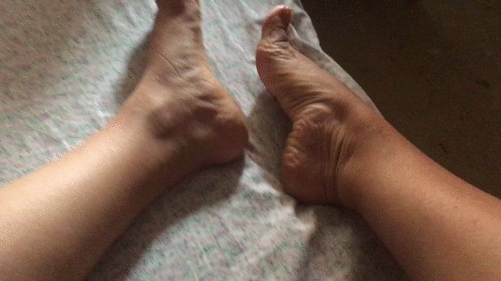 Kinky Grace - LOVELY SOCKS AND LITTLE FEET