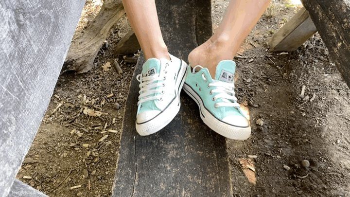 Pretty Dirty Foot Girls - KIRA TAKING OFF HER SWEATY CONVERSE OUTDOOR - MOV Mobile Version