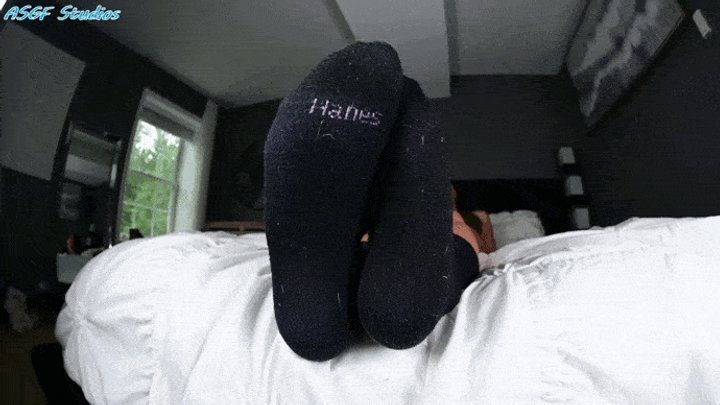 Amateur Soles Giantess And Footjobs - Ravishing Brunette is BACK! Big black socks! - MOV