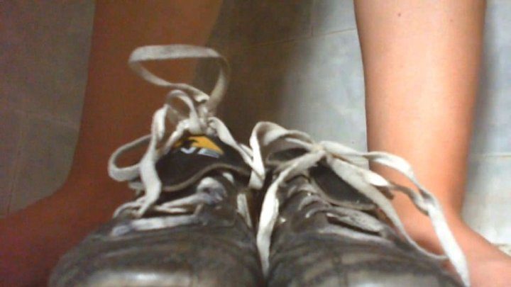 Nicoletta Embassi - Misused fetish sneakers avi