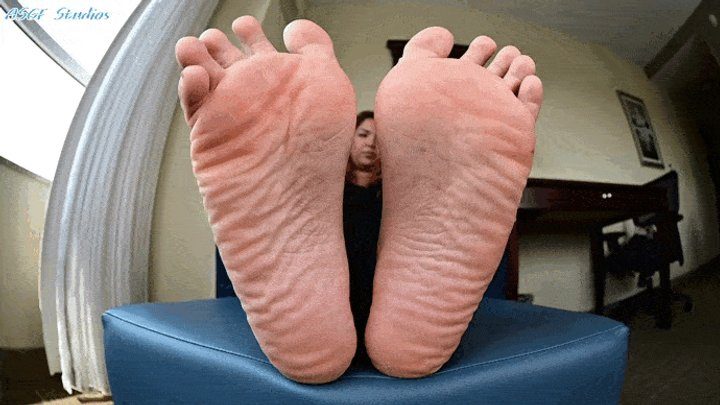 Amateur Soles Giantess And Footjobs - Huge beauitful BBW soles get some lotion - MOV
