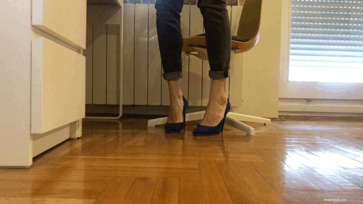 Pretty Dirty Foot Girls - SWOLLEN BIG FEET IN HIGH HEELS KYLIE - MOV Mobile Version