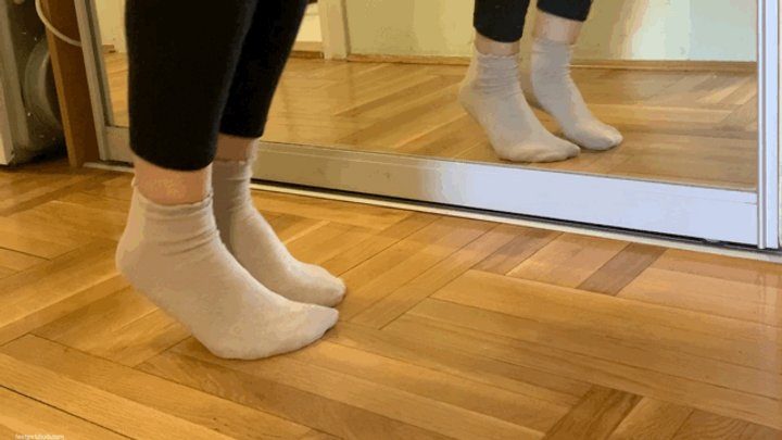Pretty Dirty Foot Girls - TIP TOE SOLES IN FRONT OF THE MIRROR - MP4 Mobile Version