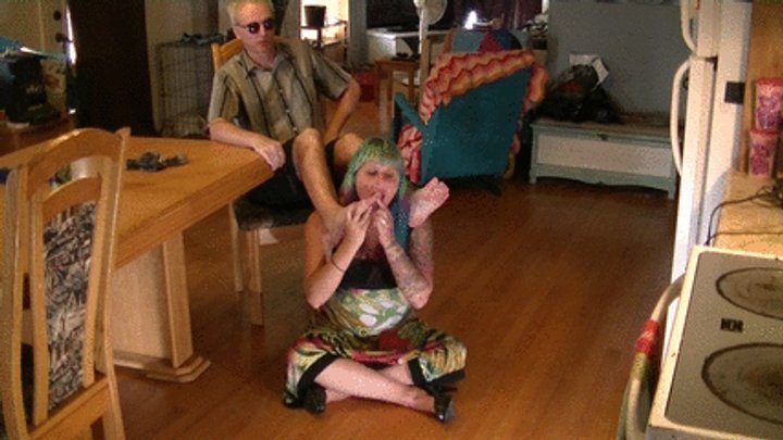 She Licks His Feet - Olga eats male feet (wmv)