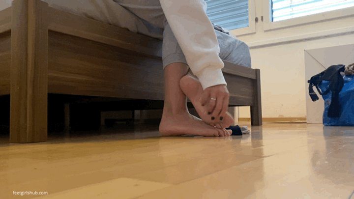 Pretty Dirty Foot Girls - KIRA IN HER BEDROOM, SORE FEET MASSAGE - MOV HD