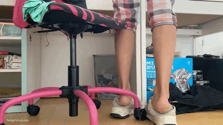 Pretty Dirty Foot Girls - SWEATY SNEAKERS UNDER THE DESK - MOV HD