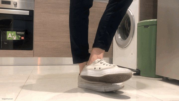 Dollhouse Studio - FUNGUS FEET ITCHY FOOT KYLIE - MP4 HD