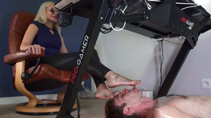 Polish Mistress Clips - Khaleesi Daenerys In Leggings Use Human Doormat In Her Office - Russian Language - Part 01 - HD 2560x1440