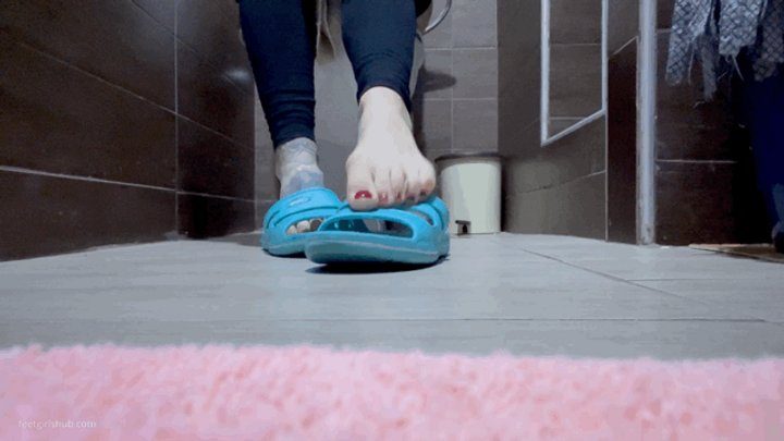Pretty Dirty Foot Girls - RUBBER SLIPPERS ON SMALL FEET - MOV HD