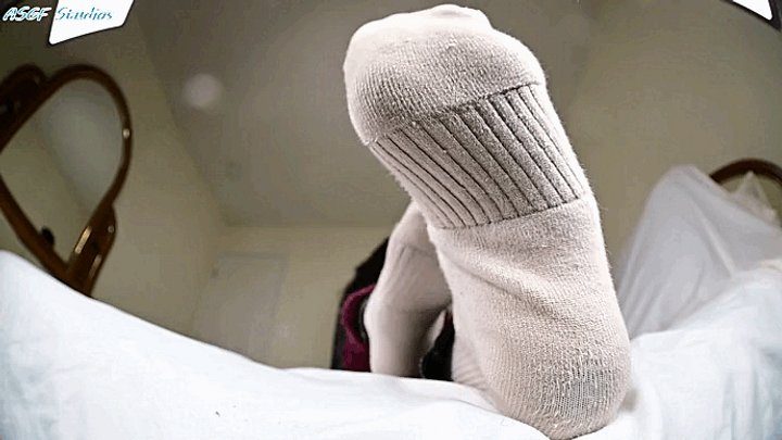 Amateur Soles Giantess And Footjobs - Bella slow motion dirty socks - MP44