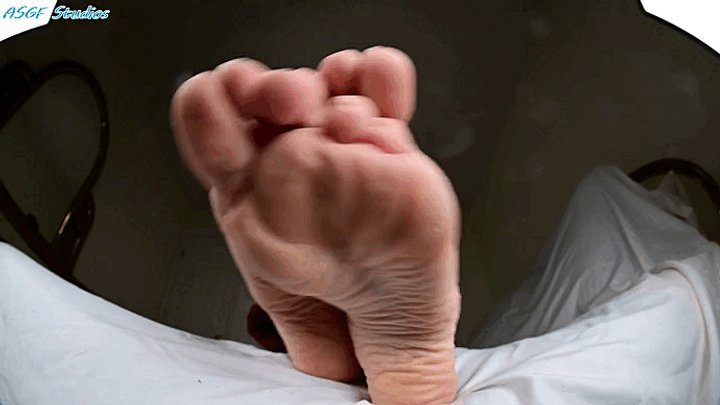 Amateur Soles Giantess And Footjobs - BB soles up close - MOV