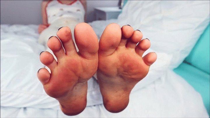 Goddess Jessibelle - Dirty Foot Toe Wiggle JOI