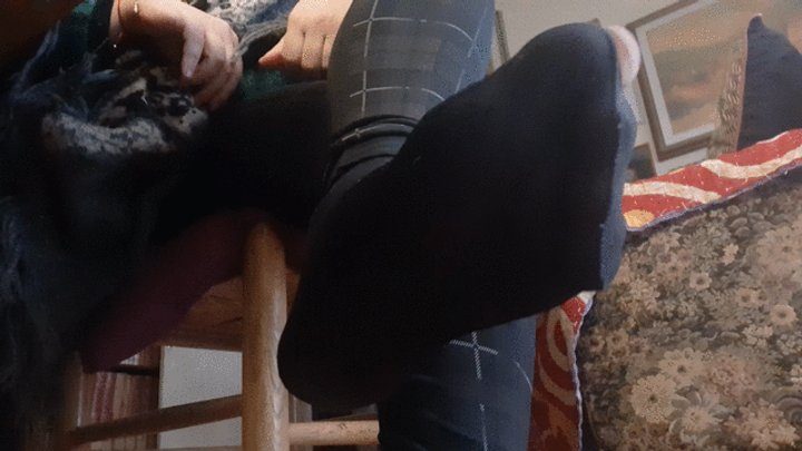 Kinky Grace - FILTHY TOES PEEKING THROUGH BROKEN PANTYHOSE