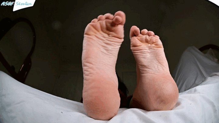 Amateur Soles Giantess And Footjobs - BB 's dry feet could use a lick! - MP4