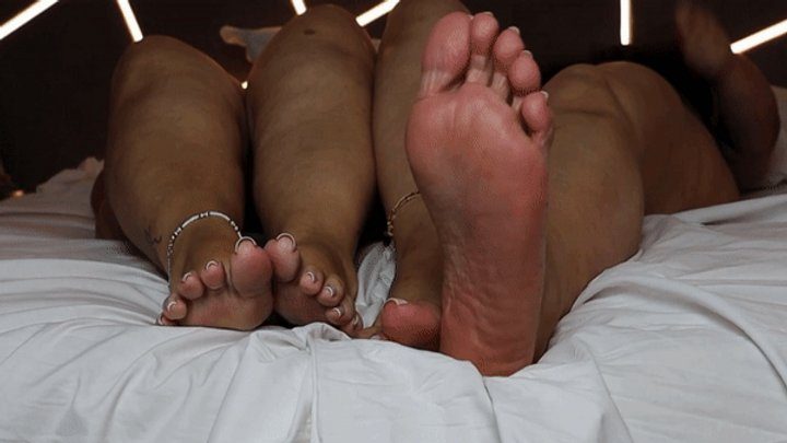 Bbwomanlicious - Juliette RJ and Dolce Amaran showing soles in bed MOBILE- BBW - SOLES - CHUBBY BODY - BAREFOOT - WIGGLING TOES - WRINKLED SOLES