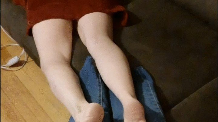 Aariels Foot Fetish Desires - SIZE 9S ON YOUR THIGHS