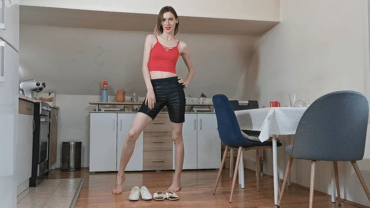 Karatemistress - big strong feet-wmv