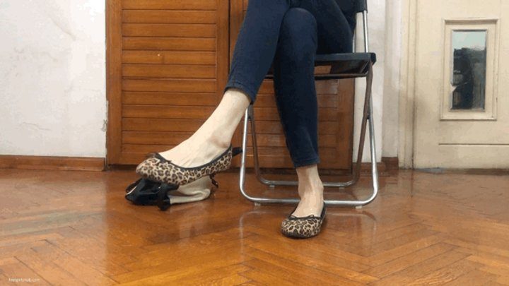 Pretty Dirty Foot Girls - FOOT STEPPING FIGHT IN A WAITING ROOM - MP4 HD