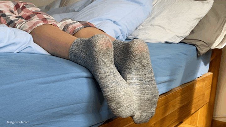 Pretty Dirty Foot Girls - NAPPING AND SNORING IN WORN OUT SOCKS KIRA - MP4 HD