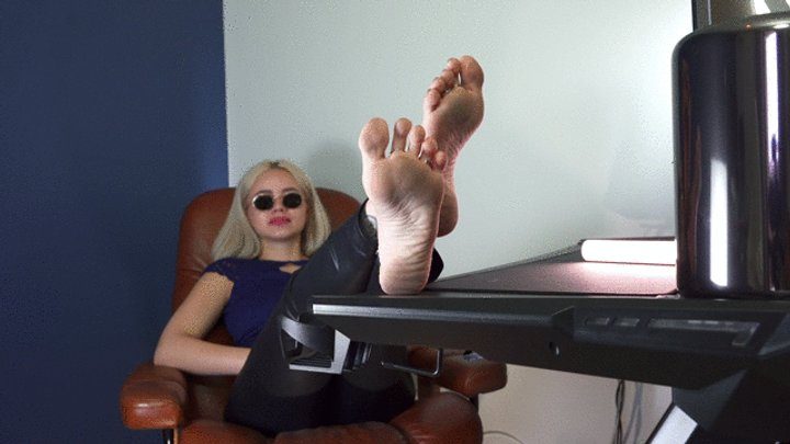 Polish Mistress Clips - Dirty Feet - Khaleesi Daenerys From Ukraine In Leggings In Her Office - Russian Language - HD 2560x1440