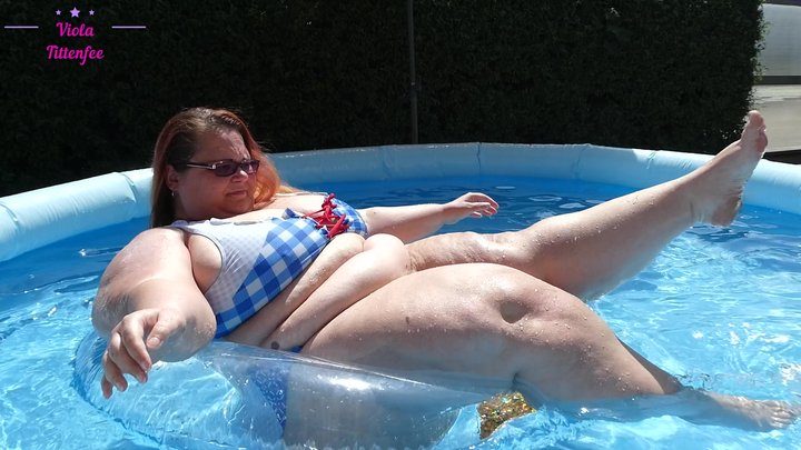 Viola Tittenfee - shaking my fat body in the pool