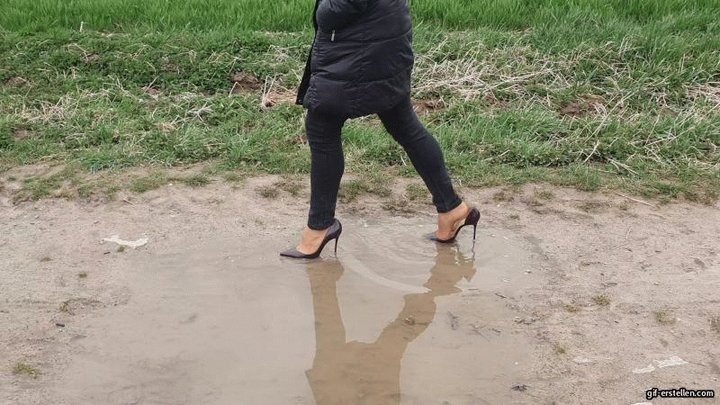Helenas Feet High Heels Tights Legs - My shoes are too big_ I lose my Louboutin High Heels in the mud HD mp4 1920x1080