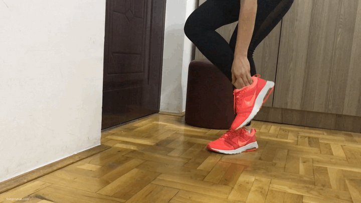 Pretty Dirty Foot Girls - STINKY SMELLY FEET WITH FUNGUS AFTER GYM FROM WEARING BORROWED SOCKS - MP4 Mobile Version