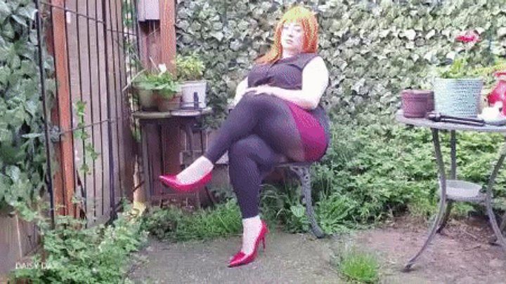 Diary Of Daisy Dax - Outdoor BBW Toe Taps & Dangling *HD
