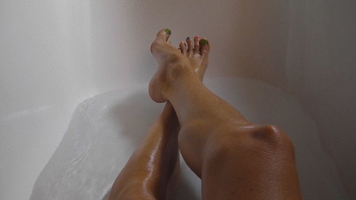 Enjoy My Body - Cutom: feet in the tub