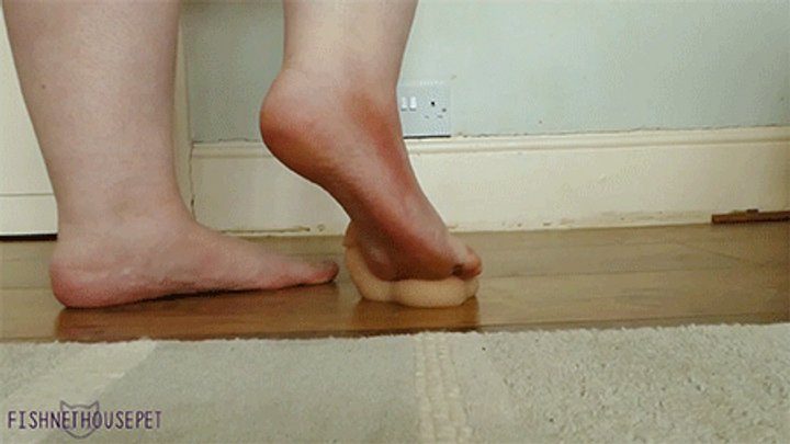 Fishnethousepet - Squashing Cock With BBW Feet (WMV)
