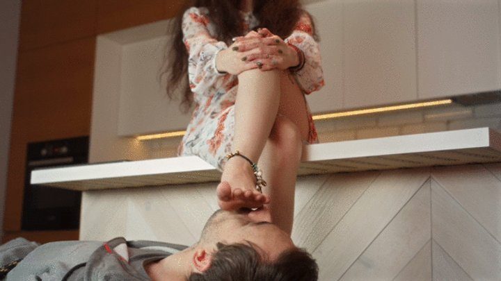 Polish Mistress Clips - Lisa From Ukraine On Table Top - Face Licking Her Dirty Barefoot - UHD 3840x2160 - 4K