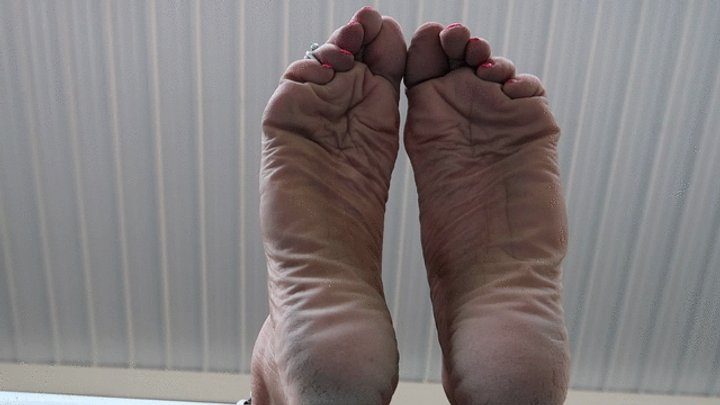 Long Toe Sally - Dusty soles on deck pov2