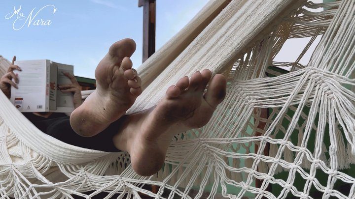 Mistress Nara Neveu - He clean up Nara`s dirty feet while she relax (720 EN-sub)