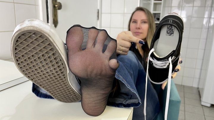 Goddess Grazi Only - GODDESS GRAZI in FEET JOI - Sweaty pantyhose with VANS sneakers (MP4-HD 1080p)