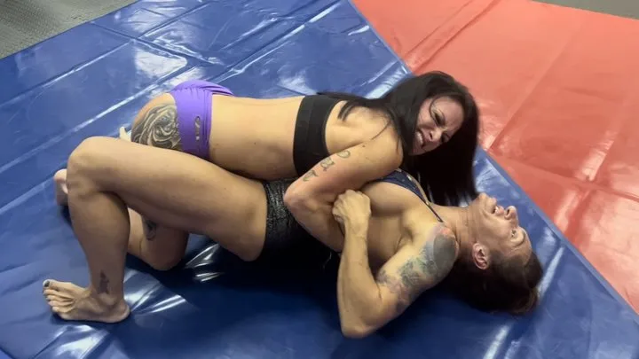 Cj Films - Luna vs Tapered Physique in a Bearhug Wrestling Match