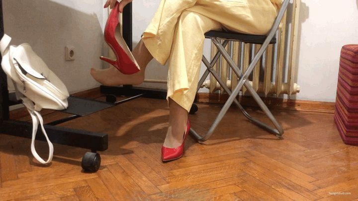 Dollhouse Studio - GIRL IN THE OFFICE WITH VERY SMELLY NYLON FEET - MOV Mobile Version
