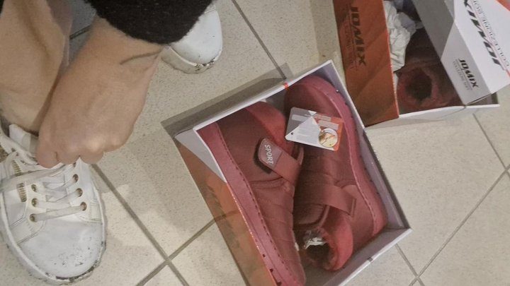 Nicoletta Embassi - Dirty sneakers dirty feet in a public store 4K avi