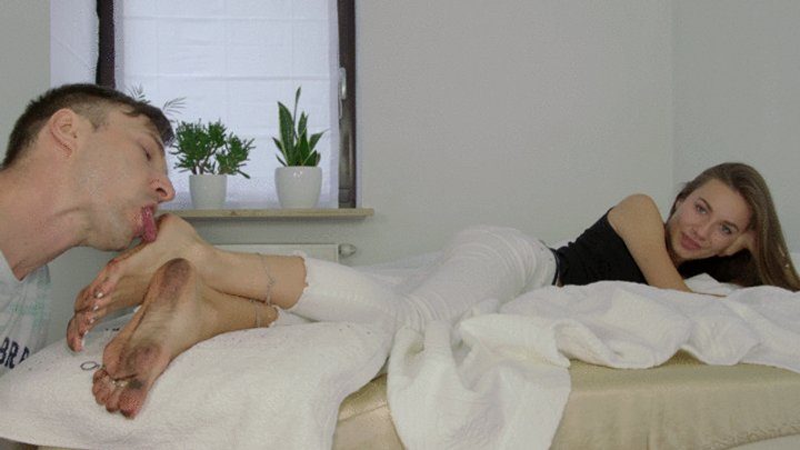 Top Quality - Larisa - Man Worship Lady In bed - 4096x2304 - 4K